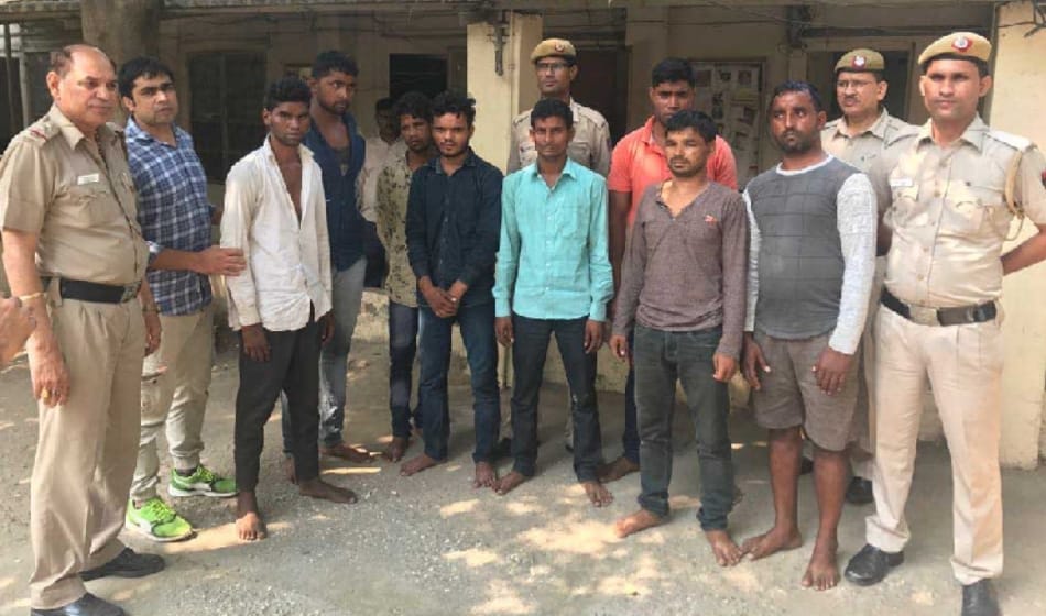 thirteen of a family use to travel from agra to delhi to stole mobiles in delhi metro, arrested