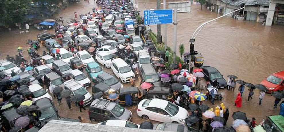 mumbai rain, waterlogging in many area, flights diverted and cancelled