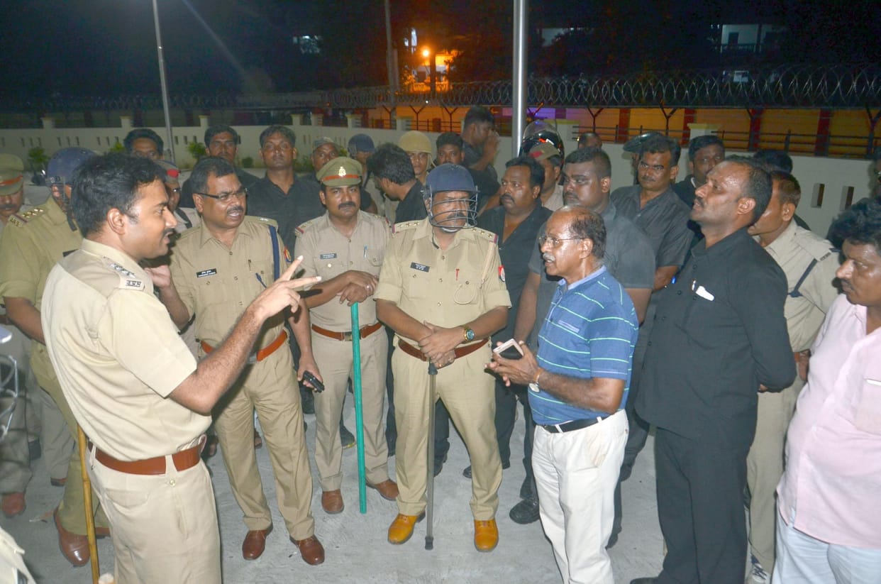 students in lucknow university made ruckus for bad food in mess.