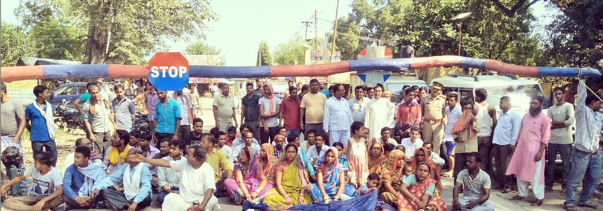 An angry, angry mob police station on the death of the woman