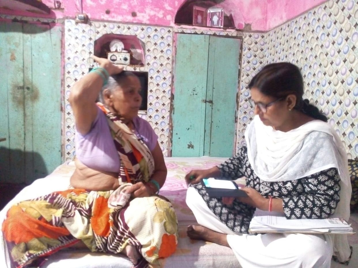 old woman of agra is forced to live in old age home 