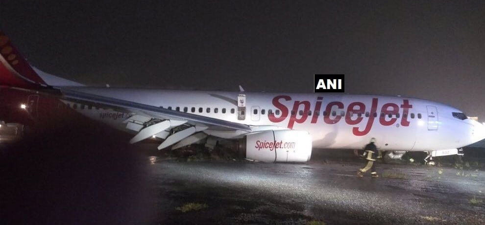 Due to heavy rains spice jet flight Slipped on runway of Mumbai airport