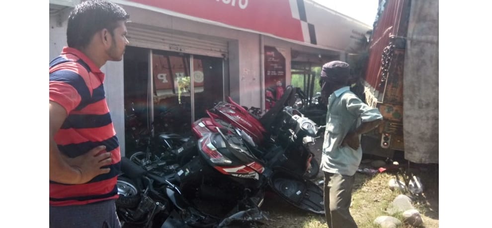 uncontrolled truck damaged 20 bikes in una hp