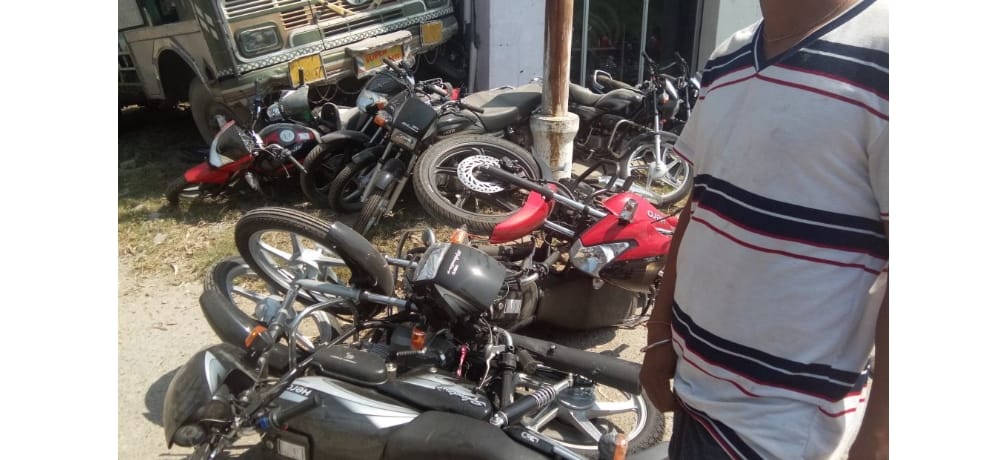 uncontrolled truck damaged 20 bikes in una hp