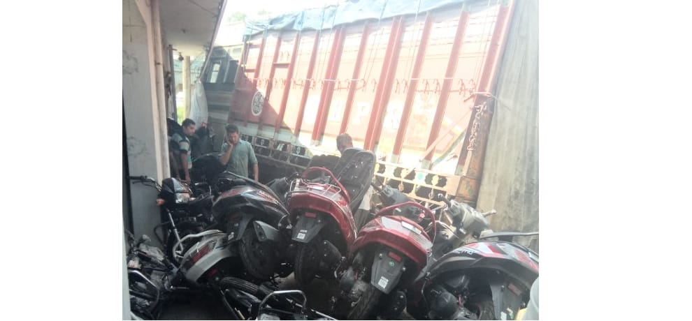 uncontrolled truck damaged 20 bikes in una hp