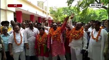 teachers protest against up government