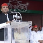  बसपा से आए नेताओं का स्वागत करते अखिलेश यादव