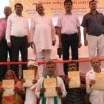 प्रमाण पत्र लिए कसान