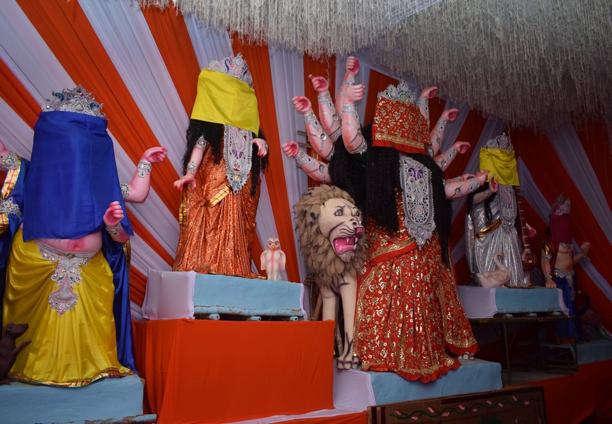 Statues reaching Pandals
