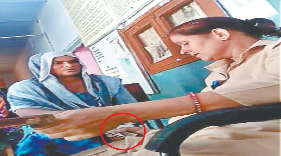 Video Viral : captured in a desk officer camera bribe