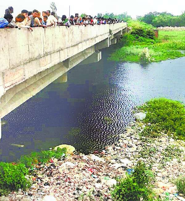 A woman angry with her husband leaped in the river