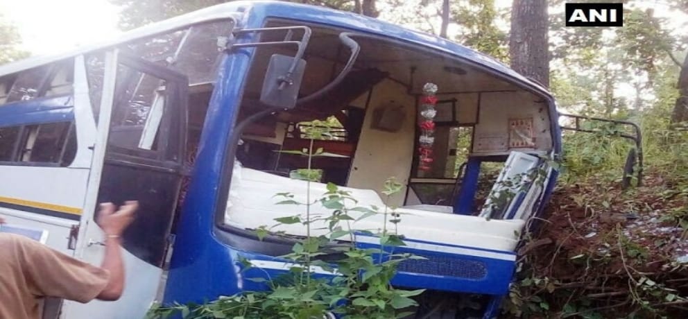 Dantewada: 15 people injured after a bus met with an accident near Purantarai