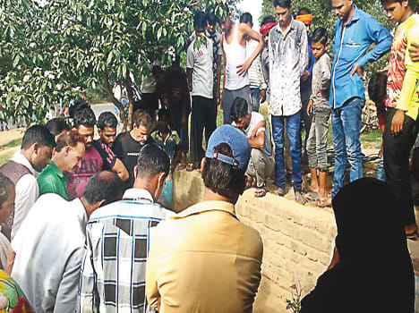 dead body found on road, murder aligation 