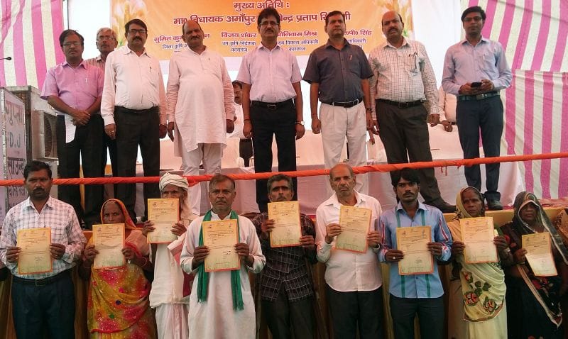 दो हजार किसानों को बांटे कर्जमाफी के प्रमाण पत्र