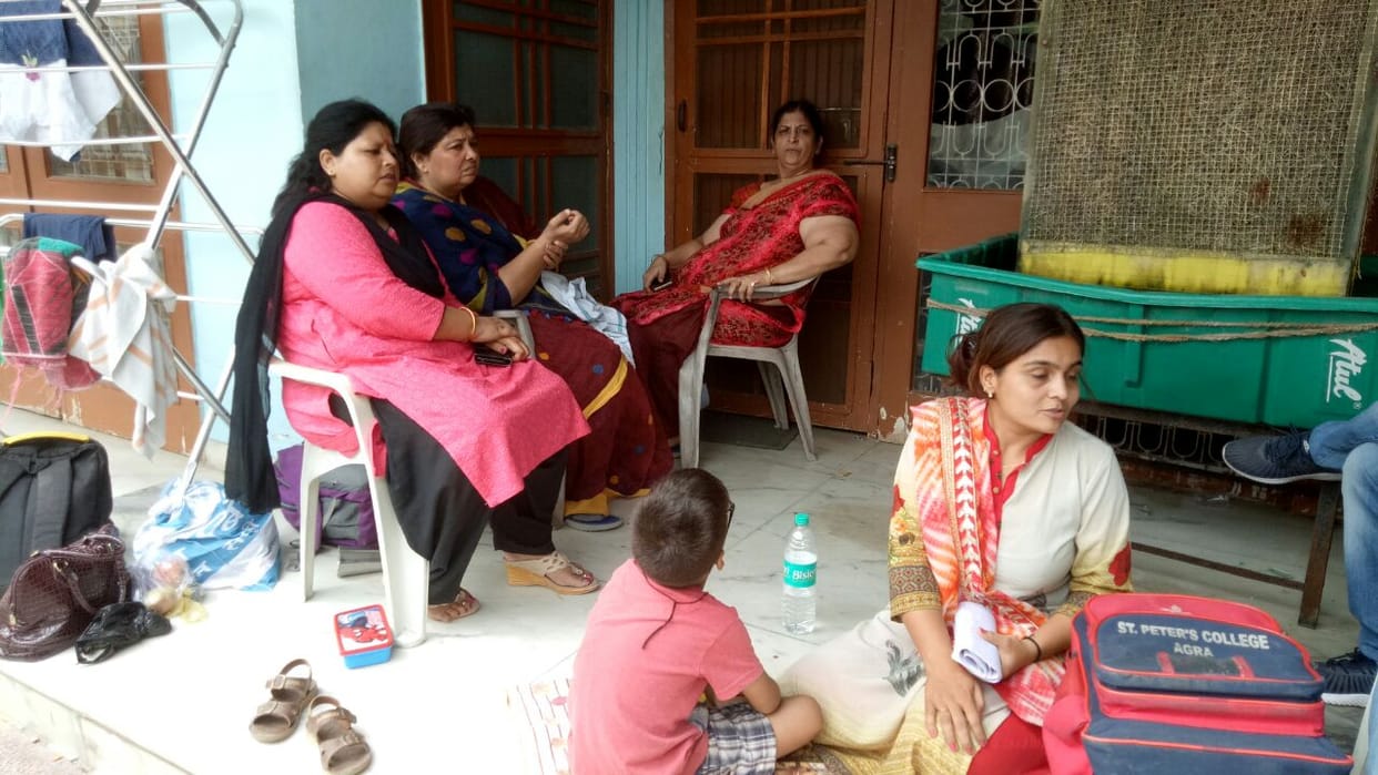 woman throw her daughter in law in agra