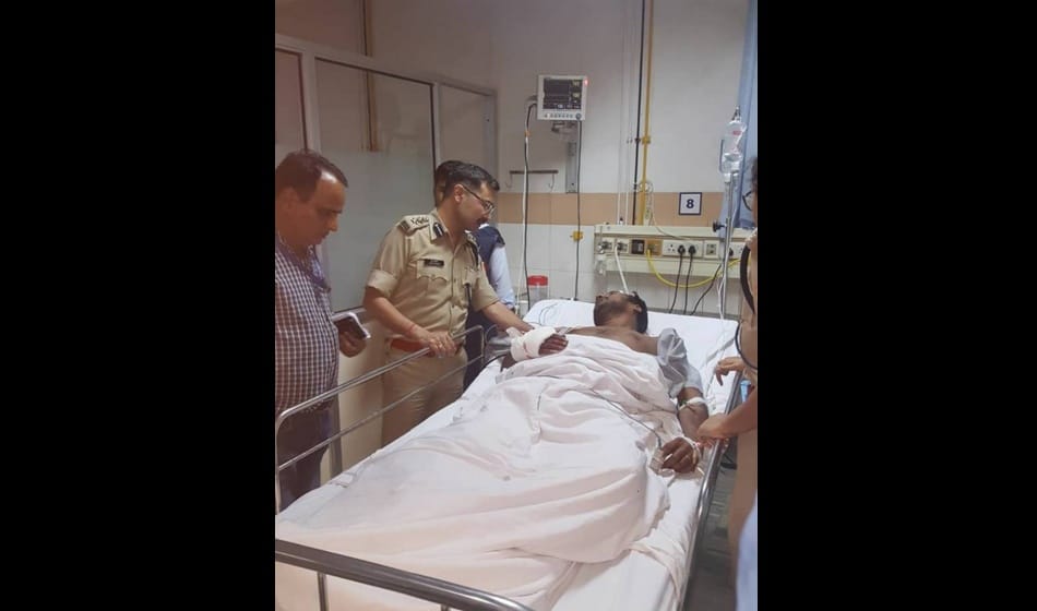 two including gunman ten lakh rupees looted
