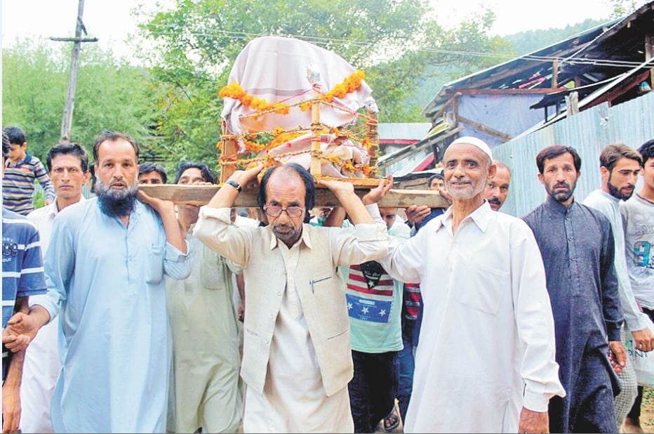 local muslims of kashmir attend Funeral of kashmiri pandit women