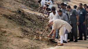 prime minister modi again do clean with shovel in kashi
