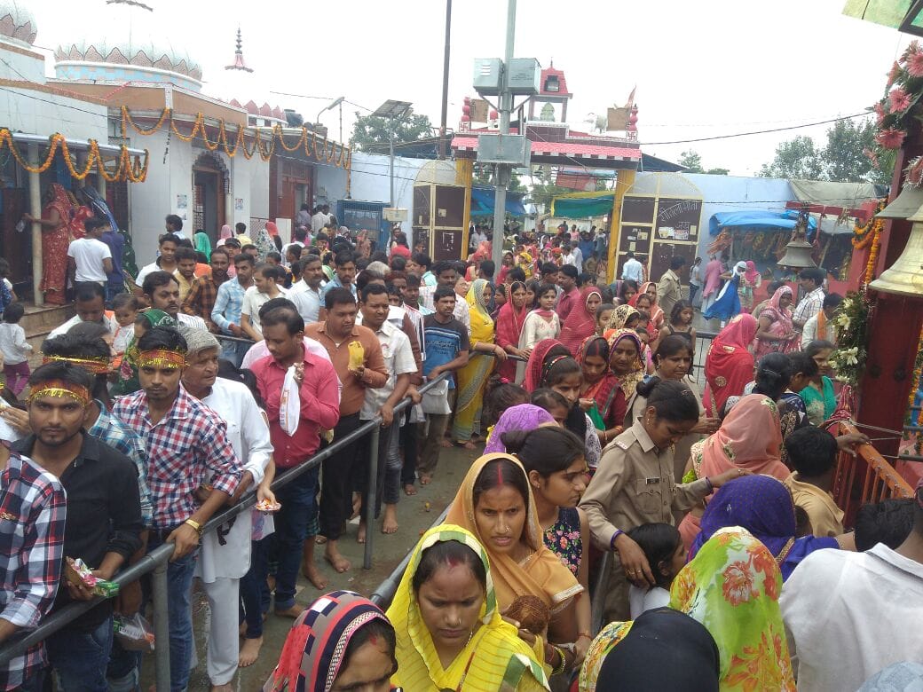 दुर्गा मंदिरों में उमडे़ श्रद्धालु