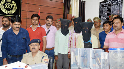 खुलासा करते एएसपी केशव चंद्र गोस्वामी, चोरी की गई अष्टधातु की मूर्ति और आभूषण।