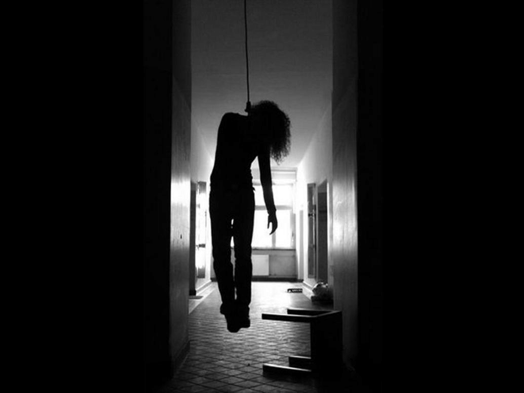 girl suicide in mathura after beaten by father