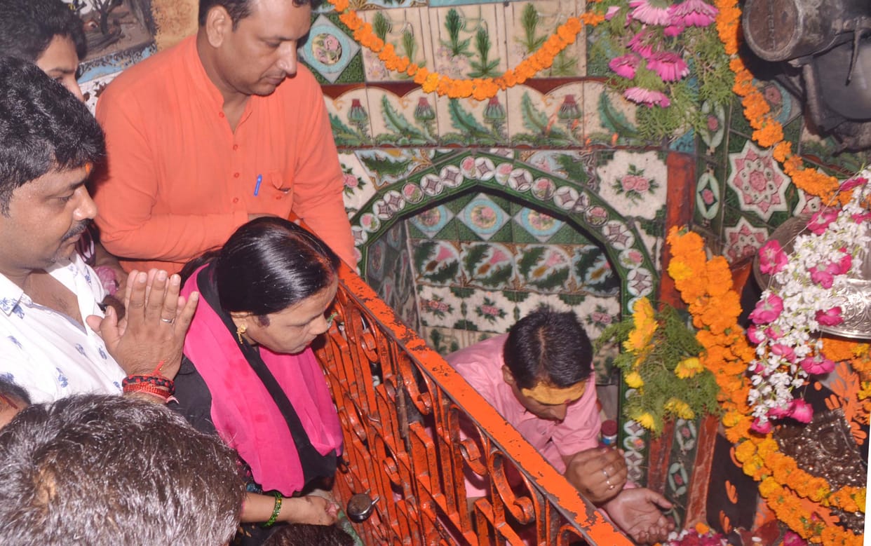 Devotees visits temple on first day of Navratra