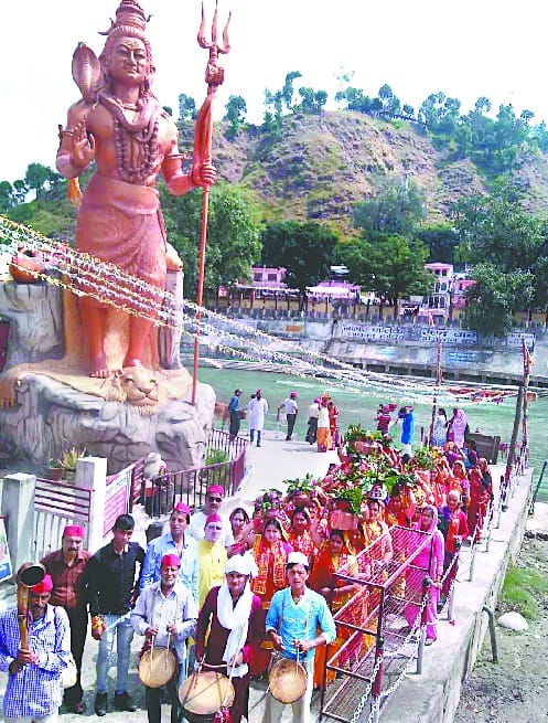 A crowd of pilgrims on the first navaratri