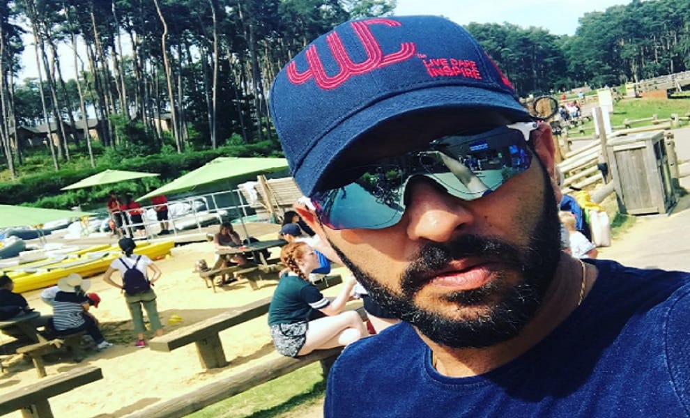 Star Cricketer Yuvraj Singh meets Actress Kajol on Airport 