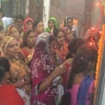 नवरात्री के पहले दिन शहर के चौक स्थत मां शीतला देवी के मंदिर में दर्शन करने पहुंचे श्रद्घालु।