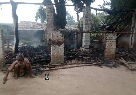 अराजक तत्वों ने फूंक दी दिव्यांग पुजारी की झोपड़ी