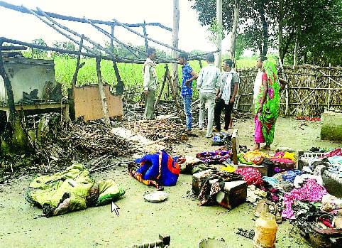आग में जला घर, हजारों का नुकसान