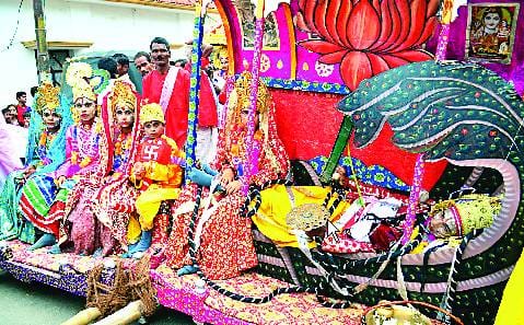 गणेश पूजा और ध्वजारोहण के साथ रामलीला शुरू