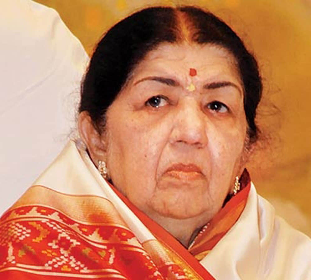 Lata Mangeshkar Health Update: Singer Team Issues A Statement Urging Her Fans don't believe in false news