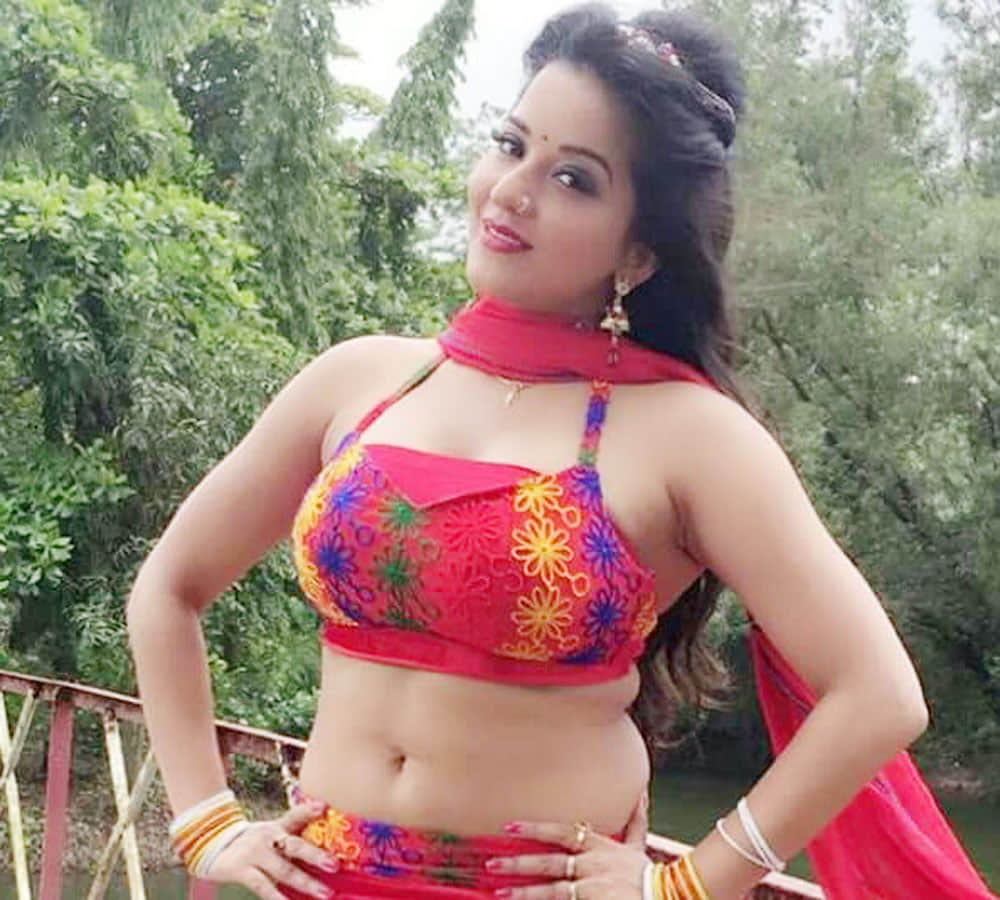 bhojpuri actress monalisa worked in restaurant as hostess