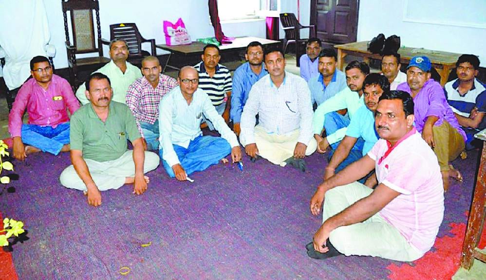 Many shikchamitra going to Varanasi custody, protested
