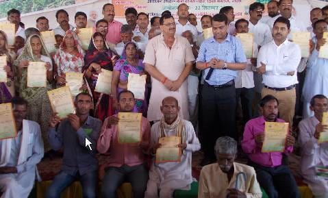 विधायक ने किसानों को दिए प्रमाण पत्र