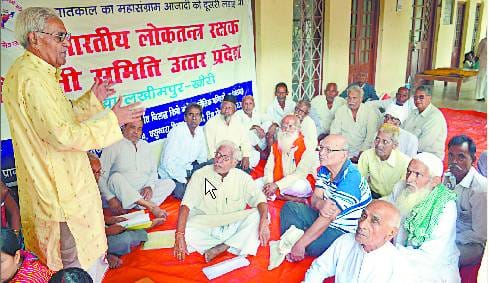 लोकतंत्र सेनानियों को स्वतंत्रता सेनानियों का दर्जा देने की मांग