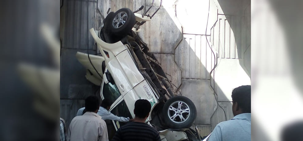six employes died after government vehicle falls form flyover in thekkalur in tamil nadu 