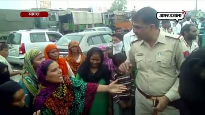 MASSIVE PROTEST BY WOMEN AND CHILDRENS IN AGRA AGAINST STOPPED WATER SUPPLY 