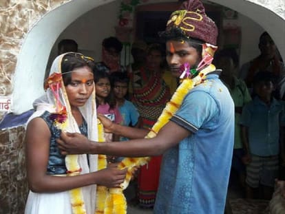 A Indian girl strike front her boyfriend house to get married