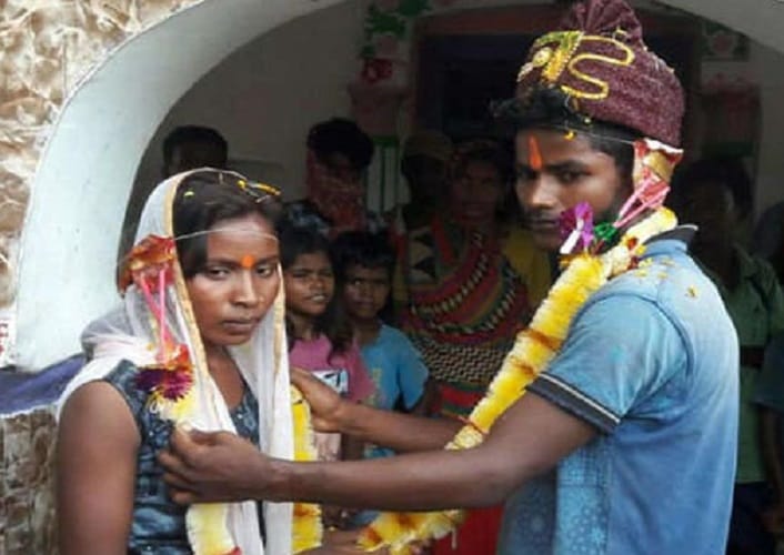 A Indian girl strike front her boyfriend house to get married