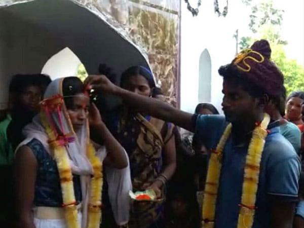 A Indian girl strike front her boyfriend house to get married