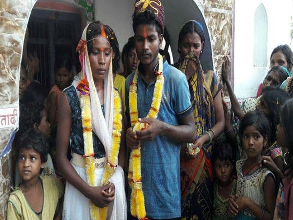 A Indian girl strike front her boyfriend house to get married