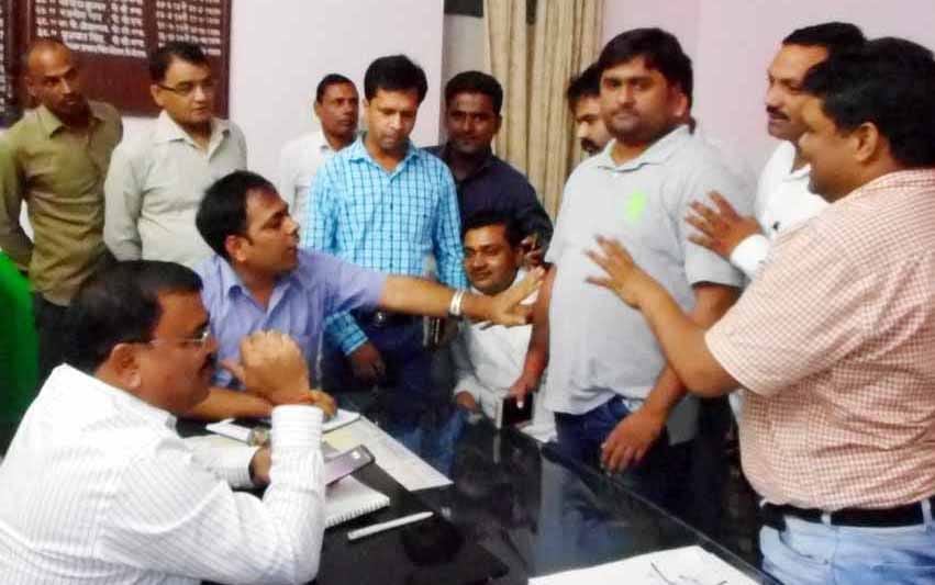 BJP leaders fought with SDM and Tehsildar