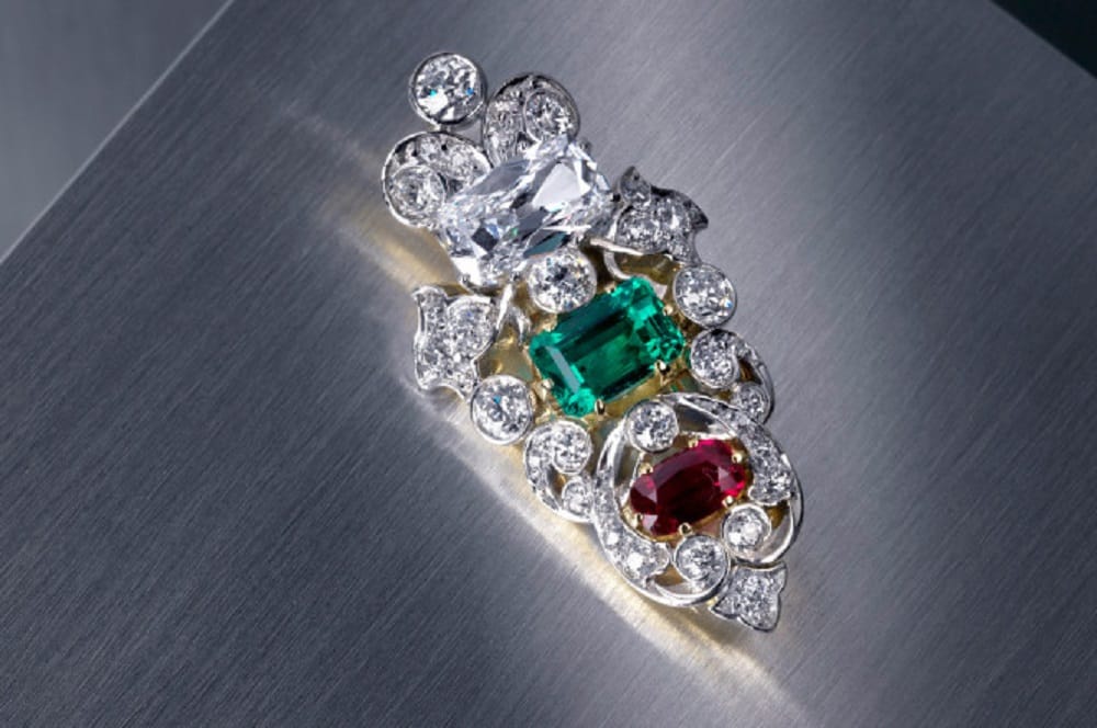 Brooch sold at USD 26000 after truth was revealed