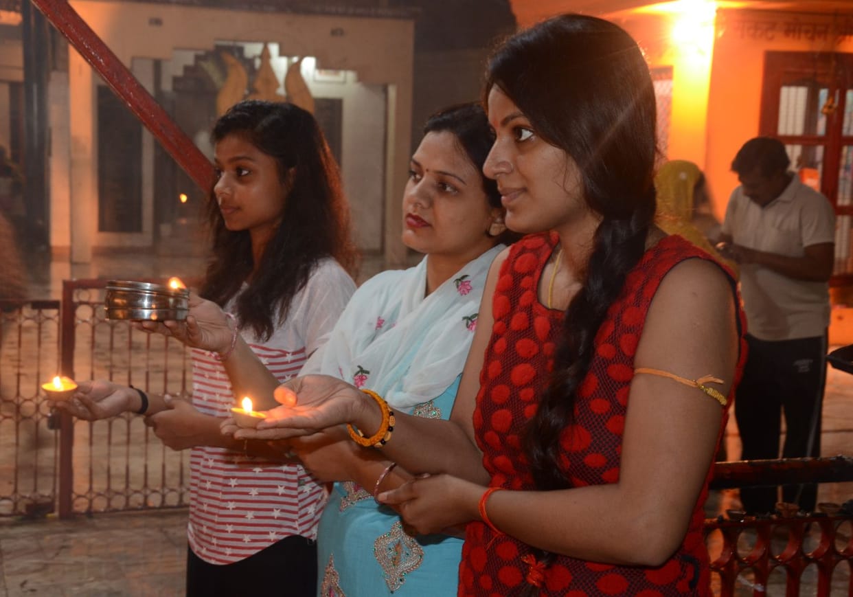 Devotees did puja of Maa Brahamcharini