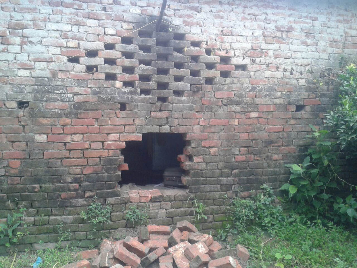Lakhs of goods carried out from three houses on the same night