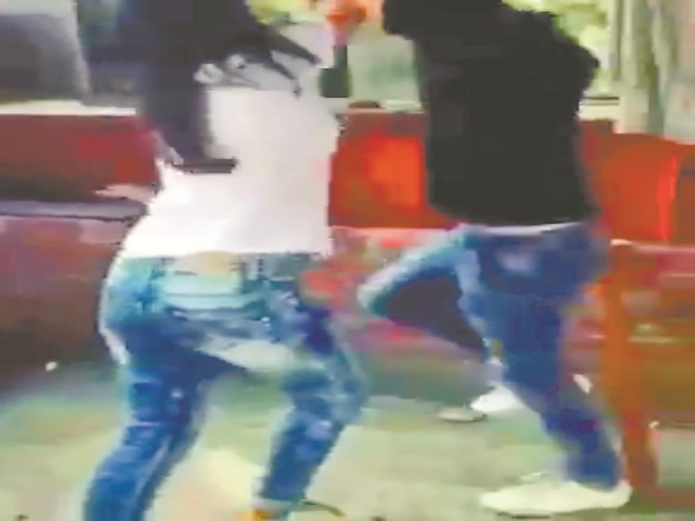 delhi university student chased two kilometer and grabbed a goon