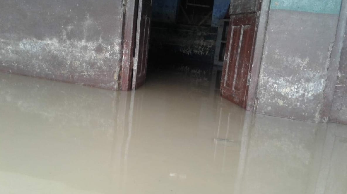 flood alert in kashmir and school and college were closed 