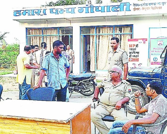 Petrol pump salesman looted two lakhs